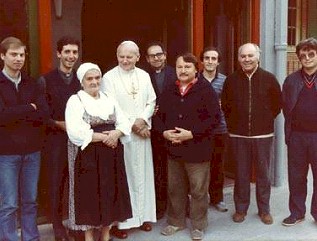 Da sinistra: don Fabio Bianchini, don Pierfausto Frisoli, Signora Antonietta Nizzardo, Papa Giovanni Paolo II, don Mario Prina ( ispettore), Sig Francesco Fontane, don Leonardo mancini, Sig Sera Loreto, don Clemente Procenesi ( economo ispettoriale).