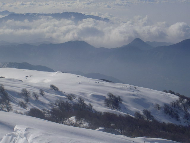 Fra i radi alberi a destra della foto vi era lo stazzo del mio bisnonno Stefano Carella; la nuvola all'estrema destra vela Montecassino.......